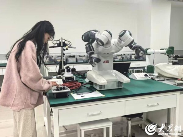 策略吧 人形机器人、脑机接口、智能护理床……当养老遇上AI，见证青岛探秘“中国康湾”建设创新实践